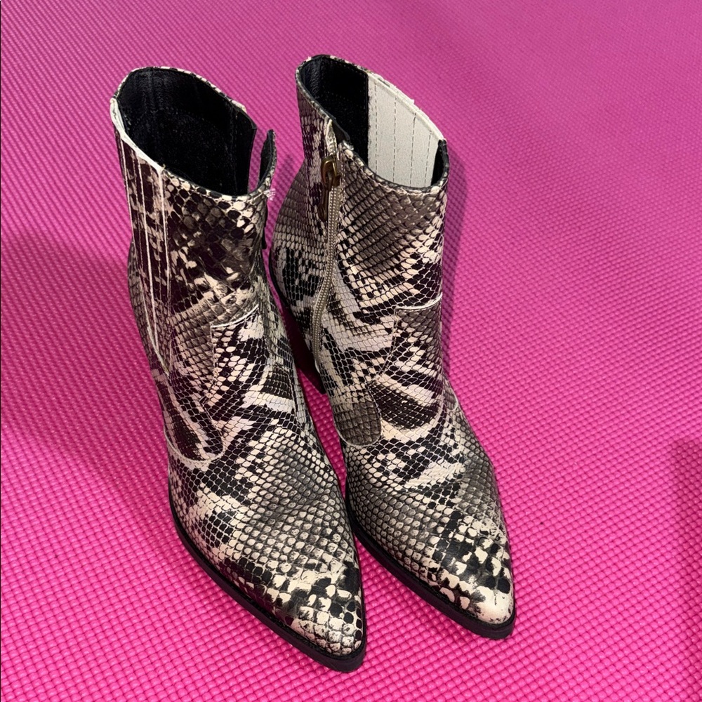 Blondo Black & Cream Snake-Print Pointed Ankle Boots